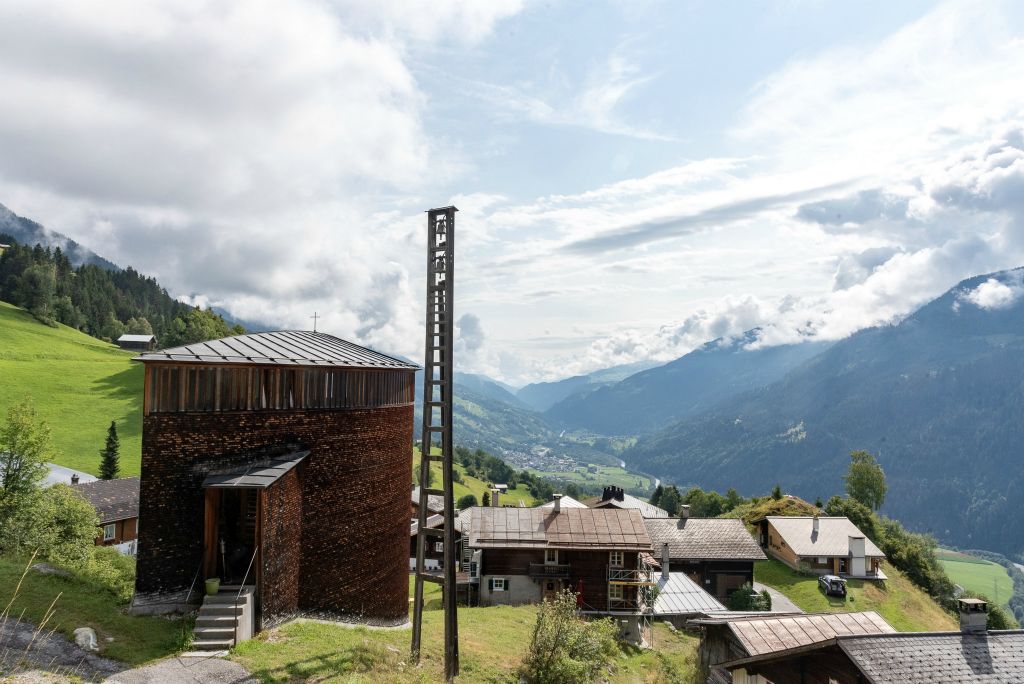 Sur les hauteurs de Sumvigt, la chapelle S. Benedetg, de l'architecte Peter Zumthor ( construite en 1988 )